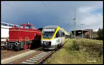 Verschiedene Fahrzeug Generationen begegneten sich am 15.9.2017 in Detmold. VT 2.07 der Eurobahn fährt hier um 16.43 Uhr nach Bielefeld ab und passiert den Museumszug der Osnabrücker Dampflok Freunde, der mit V 65001 bespannt ist.