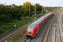 DABpbzfa mit Schublok BR 146.0 der Elbe-Saale-Bahn (DB Regio Südost) als RE 16331 (RE30) von Magdeburg Hbf nach Naumburg(Saale)Hbf passiert Halle(Saale)Gbf auf der Bahnstrecke Magdeburg–Leipzig (KBS 340). Aufgenommen von der Berliner Brücke. [26.8.2017 - 18:45 Uhr]