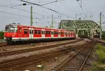 420 917-7 macht sich am 16.8.2017 als S12 von Horrem nach Hennef(Sieg) im Kölner Hauptbahnhof auf den Weg.