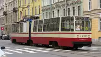 Straßenbahn-Triebzug LWS-86 Nr. 7009 in St. Petersburg, 10.9.17