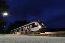 Am Rückweg vom Regio-Bahntag in Ernstbrunn konnte ich VT63.12 noch einmal einholen. 
Bereits bei Dunkelheit galt es eine Zugbegegnung abzuwarten. 
24.09.2017