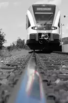 Am 23.09.2017 ging VT63.12 auf große Reise nach Ernstbrunn im Weinviertel. 
Von einem Bahnübergang aus , der wohlgemerkt offen war , konnte ich den GTW 2/8 ablichten. 
