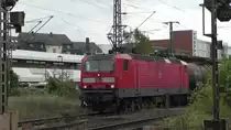 BR 143 288-9 mit Güterzug in Bahnhof Lehrte, am 20.September 2017.