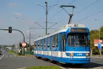 Tw.319 (ex. Düsseldorf 3056) erreicht in der ulica Lipska die Haltestelle Rzebika. (18.09.2017)