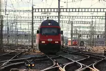 Die modernisierte SBB Re 460 071-4  Mittelland  fährt am Abend des 15. September 2017 im HB Zürich ein. Auf einem Abstellgleis sieht man noch den Roten Doppelpfeil  Churchill)fahrend zum Depot F. 
Ich finde persönlich das die Modernisierung der Re 460-er wirklich toll, da sie z. B ein schönes glänzend roter Anstrich bekommt :). Aber was ich wirklich sehr Schade finde ist, das die SBB seit der 7. umgebauten Lok auf das Anbringen der (Lok-)Nummer an der Front verzichtet, worauf es mir schon bei diesem Bild schwer fiel die Lok (Re 460  Mittelland )zu identifizieren...
Die Aufnahme entstand auf einen Perron der Gleise 10/11.