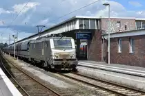 Die französische SNCF E37 37044 kommt am 09.09.2017 durch den Hauptbahnhof Münster. Am Haken hat sie einen leeren Schüttgutzug. Ganz bis nach Stuttgart (siehe DFI rechts neben der Lok) ist der Zug aber nicht gekommen.