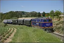 Der Gleisbogen von Karnabrunn ist eine der klassischen Fotostellen für den am Morgen fahrenden Zug nach Ernstbrunn. Grund genug, hier auch einmal die blaue 2143.062 festzuhalten. (27.05.2017)