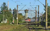 E-Lok 91-53-0-477753-4 zieht am 15.09.2017 mit internationaler Garnitur von Bukarest nach Budapest in Bahnhof Brasov ein. Im Hintergrund ist der Wasserturm des Bahnhofs Brasov zu sehen.