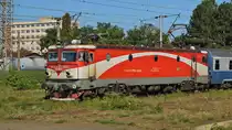 E-Lok 91-53-0-477753-4 zieht am 15.09.2017 mit internationaler Garnitur von Bukarest nach Budapest in Bahnhof Brasov ein.