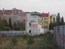 Das stillgelegte,aber nicht abgerissene,Stellwerk Okn in Berlin Ostkreuz am 23.September 2017.Aufnahme vom Bahnsteig aus.