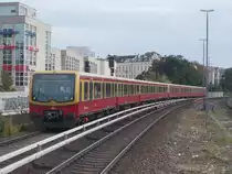 Ein 481 bei der Einfahrt,am 23.September 2017,in Berlin Charlottenburg.Aufnahme vom Bahnsteigende.