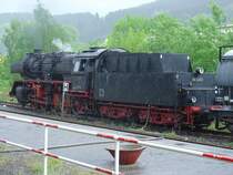 Nach seiner Ankunft am 12. Mai 2007 wurde der Traditionszug des Lengricher Eisenbahntraditions Vereins bis zu seiner R�ckfahrt am Sp�tnachmittag im Bahnhof Attendorn abgestellt. Die fleissigen Helferinnen und Helfer des Vereins nutzten die Zeit um die Fahrzeuge zu �berpr�fen und um die Zuglok mit Wasser zu bef�llen.