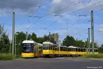 04.09.2017, Berlin Falkenberg, Tatra KT4D #6015 und Flexity #9054.