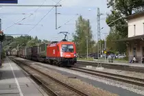 1016 029 der ÖBB mit Güterzug bei der Durchfahrt durch den Bahnhof Aßling nach Süden (Strecke München - Rosenheim). 22. September 2017
