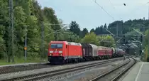 185 306 der DB mit Güterzug bei der Durchfahrt durch den Bahnhof Aßling nach Norden(Strecke Rosenheim - München). 22. September 2017