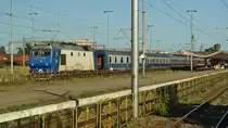Dieselok 92-53-0-640957-2 manövriert am 15.09.2017 im Bahnhof Brasov und realisiert den Lokwechsel für die Weiterfahrt des IR nach Budapest auf den nichtelektrifizierten Streckenabschnitt Fagaras-Sibiu-Sebes-Vintu de Jos.
