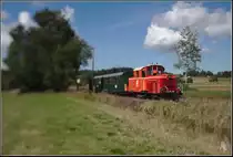2091.09 mit einem historischen Personenzug, aufgenommen auf einer bestens organisierten Fotofahrt auf der Strecke zwischen Heidenreichstein und Altnagelberg. (14.08.2017)