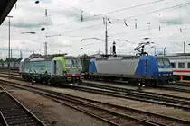 Durchfahrt am 01.06.2016 von Alpha Trains/Crossrail 145-CL 204 (145 100-4) mit einem  LKW-Walter -KLV durch den Badiscehn Bahnhof von Basel über Gleis 1 gen Rangierbahnhof Muttenz, als sie an der neuen BLSC Re 475 401 vorbeifuhr.