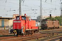Am Morgen des 07.06.2016 rangierte 363 205-6 vom nördlichen Vorfeld vom Badischen Bahnhof von Basel in Richtung Bahnsteig 2, als im Hintergrund die Re 4/4 185 (425 185-6)  Lalden  zusammen mit Re 4/4 182 (425 182-3)  Kandergrund  auf die Ausfahrt vom BLS Cargo Abstellbereich in Richtung Basel Bad Rbf warteten.