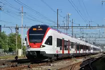 RABe 523 048, auf der S3, verlässt den Bahnhof Pratteln. Die Aufnahme stammt vom 21.09.2017.