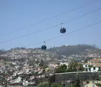 TELEFÉRICOS DA MADEIRA: Begegnung zweier Gondeln am 17. April 2017 auf der Seilbahn zwischen Funchal und Monte in Funchal, Madeira. 