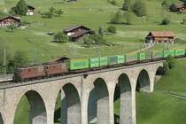 HUPAC-Zug auf dem Kanderviadukt in Richtung Norden mit Lok's BLS Re425 Nr. 180 und 178