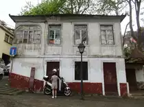 CAMINHO DE FERRO DO MONTE, Madeira
Die Caminho de Ferro do Monte war die einzige Eisenbahnstrecke mit Personenverkehr auf der portugiesischen Insel Madeira. Die Zahnradstrecke führte mit 3,911 km von der Station Pombal in Funchal via Levada de Santa Luzia, Livramento, Sant'Ana- Flamengo und Confeitaria nach Monte. Im Bahnhof  Monte beginnt der 3. Streckenabschnitt, wurde am 24. Juni 1912 in Betrieb genommen und bis nach Terreiro da Luta. Dazu hatte ein Dampflok mit 3,911 km ganze 850 m über den Meeresspiegel überwunden.

Heute existieren noch in Monte das ehemalige Stationsgebäude und die Eisenbahnbrücke. Das Bild zeigt das ehemalige Bahnhofsgebäude am 18. April 2017. Wegen schwere Zugunglücke (z. B. wurde um 1919 bei einer Bergfahrt der Kessel einer Dampflok explodiert und 1932 eine Entgleisung)auf der Strecke wurde auch wegen einer Krise ausser Betrieb genommen. Ich war von Monte nach Pumbal alles runtergelaufen, und es war ziemlich steil! 