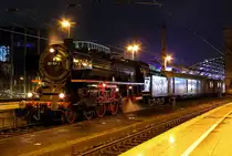 01 150 am Abend des 30.09.2017 nach der Ankunft in Köln Hbf auf Gleis 8 nach einer Sonderfahrt nach Trier, von Köln Hbf ging es rtg Nippes, wo 01 150 und die Rheingoldwagen des FEK abgehangen wurden und es mit der AIX Rail 211 345 und den verbleibenden Wagen weiter über Neuss zum Endhalt nach Essen Hbf ging. 