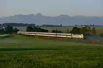 Der morgendliche M 79060 von Kufstein nach München HBF steht momentan bei Eisenbahnfreunden hoch im Kurs, kommt hier doch die NX-Wagen-Garnitur als Ersatz für einen Meridian-Triebzug zum Einsatz. Am 30. August 2017 wollte ich die vermutlich letzte Chance nutzen, den Zug bei Tageslicht bei Haus zu dokumentieren - die Tage werden zu dieser Jahreszeit schon merklich kürzer. Gespannt wartete ich darauf, welche Maschine aus dem Fahrzeugpool von Lokomotion diesmal zum Einsatz kommt. Es war mir erneut nicht vergönnt, eine Schaltwerk-Lok vor dem Zug zu fotografieren. Aber die 475 404 von der BLS war mehr als nur eine nette Entschädigung. Im Jahr 2017 war diese Lok zeitweise für Lokomotion im Einsatz. Hintergrund: Das Münchner Unternehmen hatte an die BLS einige Loks der Baureihe 186 verliehen, die auf der Rheinschiene zahlreiche Kilometer anhäuften. Zur Kompensation kam nun der in der Schweiz beheimatete Vectron für Lokomotion zum Einsatz. Im ersten Morgenlicht kam die attraktive Farbgebung dieser Maschine gut zur Geltung.