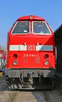 Frontal. 219 984-1 stand am 10.10.2015 im Bahnbetriebswerk Weimar anlässlich des dortigen Festes.