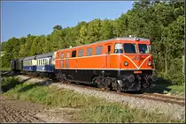 NEX Leiser Berge auf der Rückfahrt nach Wien Praterstern. Entstanden ist die Aufnahme der 2050.090 mit ihrer Spantenwagen-Garnitur kurz nach Simonsfeld. (30.09.2017)