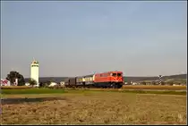 Der Lagerhaus im Hintergrund gehört zum Bahnhof Rückersdorf-Harmannsdorf, dem derzeitigen Streckenende, dass von der ÖBB noch im Güterverkehr bedient wird. Davor ist der mit der 2050.09 bespannte Ausflugszug zurück nach Wien Praterstern zu sehen. (30.09.2017)