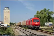 Während Erneuerungsarbeiten der Nordwestbahn musste der Güterverkehr durch das Pulkautal umgeleitet werden. Im Bild vom 18.07.2017 ist die 2017.007 zu sehen bei der Durchfahrt durch den Bahnhof Laa a.d. Thaya Stadt zu sehen.