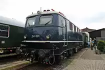 Lokportrait von der 60 Jahren  jungen  Dame E41 001, als sie am 18.06.2016 während dem Sommerfest 2016 auf dem Außengelände vom DB Museum in Koblenz Lützel stand.