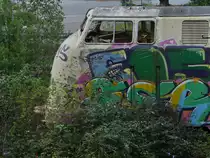 Die ausgediente Diesellokomotive V200 077 nach einem kurzzeitigen Ortswechsel in der Nähe des Hattinger Bahnhofes. (August 2017)