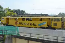 Der hintere Teil der Gleis- und Weichenstopfmaschine Unimat 09 4x4/4S von Eiffage Rail unterwegs in der Bochumer Innenstadt. (Juni 2017)