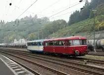 Impressionen der Kasbachtalbahn vom 24. September 2017.
Von der damaligen Bahnstrecke Linz - Neustad wird seit dem Jahre 1999 nur noch der Streckenabschnitt Linz - Kalenborn an Wochenenden mit Schienenbussen der Reihe VT 798 bedient.
Bahnhofsausfahrt Linz bei herbstlicher Stimmung.
Foto: Walter Ruetsch