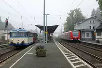 Impressionen der Kasbachtalbahn vom 24. September 2017.
Von der damaligen Bahnstrecke Linz - Neustad wird seit dem Jahre 1999 nur noch der Streckenabschnitt Linz - Kalenborn an Wochenenden mit Schienenbussen der Reihe VT 798 bedient.
Züge in Linz auf die Abfahrt wartend nach Kalenborn und Koblenz.
Foto: Walter Ruetsch