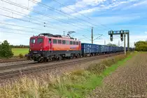 140 856 der Bayernbahn passiert am 02.10.2017 auf dem Weg in Richtung Augsburg die markante Signalbrücke bei Mammendorf