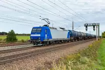 145-CL 201 passiert am 02.10.2017 auf dem Weg in Richtung Augsburg die markante Signalbrücke bei Mammendorf
