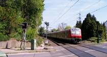 S1 Richtung Dortmund �berquert den Bahn�bergang in Essen-Eiberg; April 2007