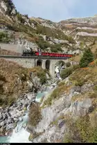 BFD HG 3/4 9 verlässt mit einem Dampfzug auf Talfahrt am 29. September 2017 den Spiraltunnel unterhalb Gletsch.