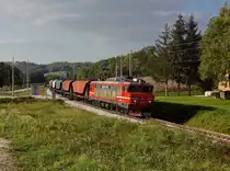 Die 363 008 mit einem Getreidezug am 30.09.2017 unterwegs bei Libanja.
