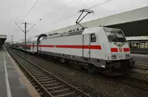 146 551-7 schiebt am 5.8.2017 den IC2037 von Norddeich Mole nach Leipzig Hauptbahnhof in den Hannoverschen Hauptbahnhof.