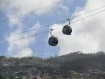 TELEFÉRICOS DA MADEIRA: Begegnung zweier Gondeln am 22. April 2017 auf der Seilbahn zwischen Funchal und Monte in Funchal, Madeira.