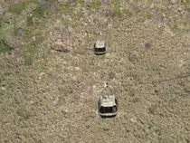 TÉLEFERICO DE ACHADAS DA CHRUZ:
Begegnung beider Gondeln auf der extrem steilen Seilbahn von Achadas da Cruz, die nach unten zur Landzunge von der Insel Madeira unterhalb führt. Aufgenommen am 21. April 2017 während der 1. Fahrt nach der  Mittagspause  der Seilbahn. Die Seilbahn von Achadas da Chruz überwindet in wenigen Minuten kapp 480 Höhenmeter!