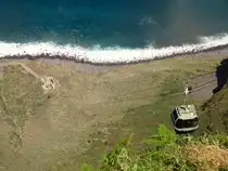 TÉLEFERICO DE ACHADAS DA CHRUZ:
Die beiden Gondeln unterwegs auf der extrem steilen Seilbahn von Achadas da Cruz, die nach unten zur Landzunge von der Insel Madeira unterhalb führt. Aufgenommen am 21. April 2017 während der 1. Fahrt nach der  Mittagspause  der Seilbahn. Die Seilbahn von Achadas da Chruz überwindet in wenigen Minuten knapp 480 Höhenmeter!