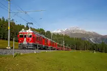 
Geführt von den RhB beiden ABe 4/4 III Triebwagen Nr. 55  Diavolezza  und Nr. 56  Corviglia  erreicht der Bernina-Express (RhB D 973) am 13.09.2017 bald den Bahnhof Pontresina.