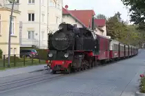 99 2321-0 mit MBB 14615 von Ostseebad K�hlungsborn West nach Bad Doberan bei der Durchfahrt in der Goethestra�e,Bad Doberan.03.10.2017