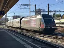 Die Re 460 099 stosst ihren IC 2000 am 3.10.17 ins Feld von Bern, später fährt er wieder nach Biel.
